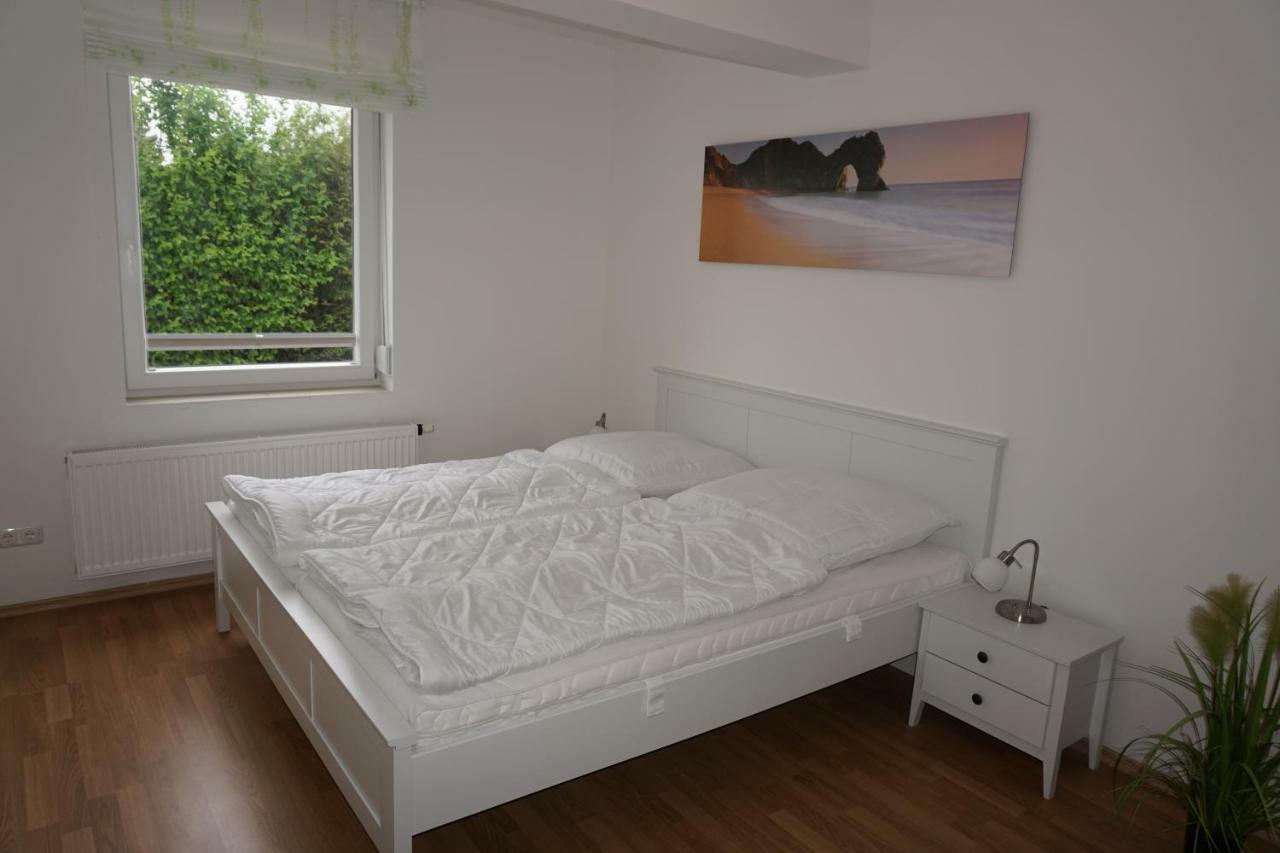 Ferienwohnungen Ruegen Findling Breege Buitenkant foto